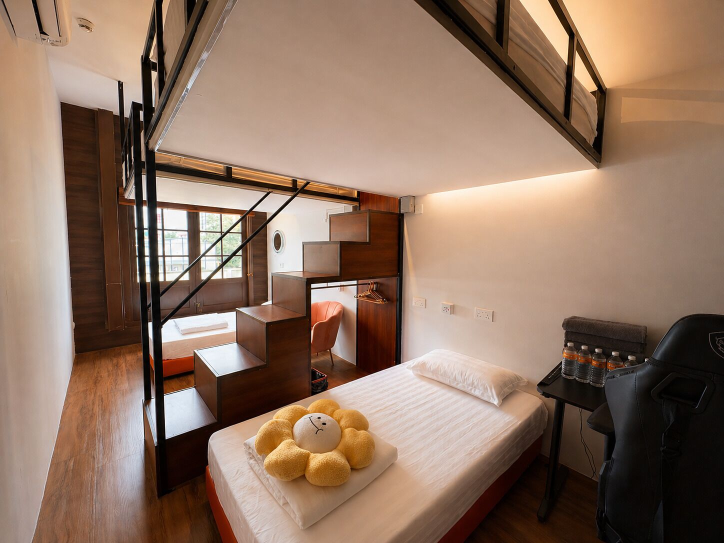 Escritorio, wifi gratis, ropa de cama