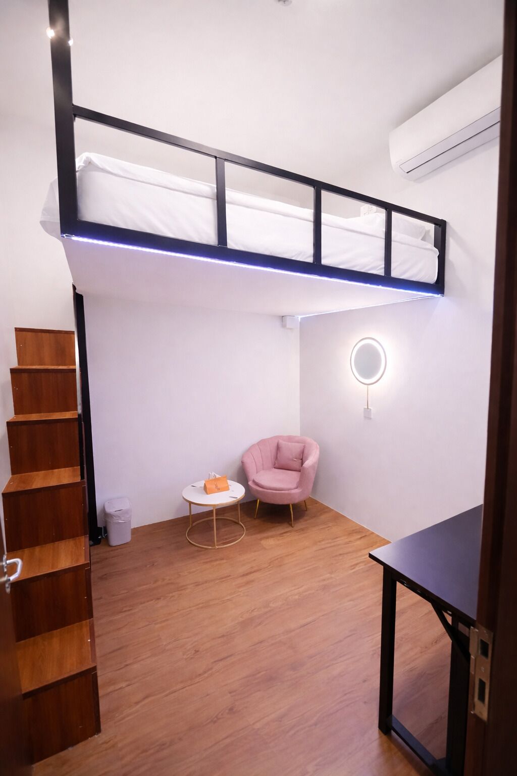 Superior Loft Double - No Window, Shared Bathroom | Interior