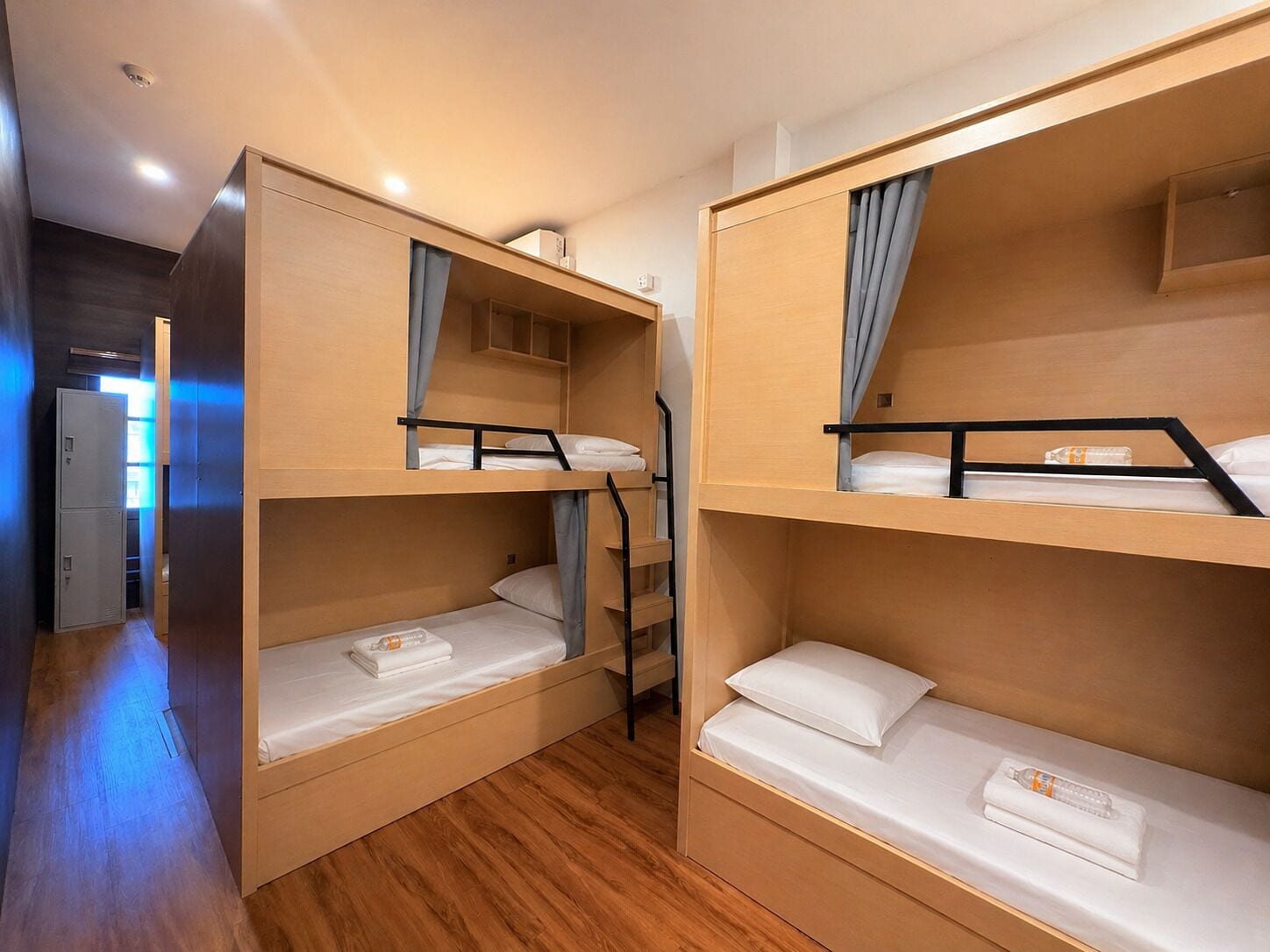 Escritorio, wifi gratis, ropa de cama