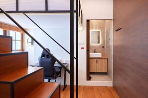 Family Room - Sleeps 5, Window, Private Bathroom