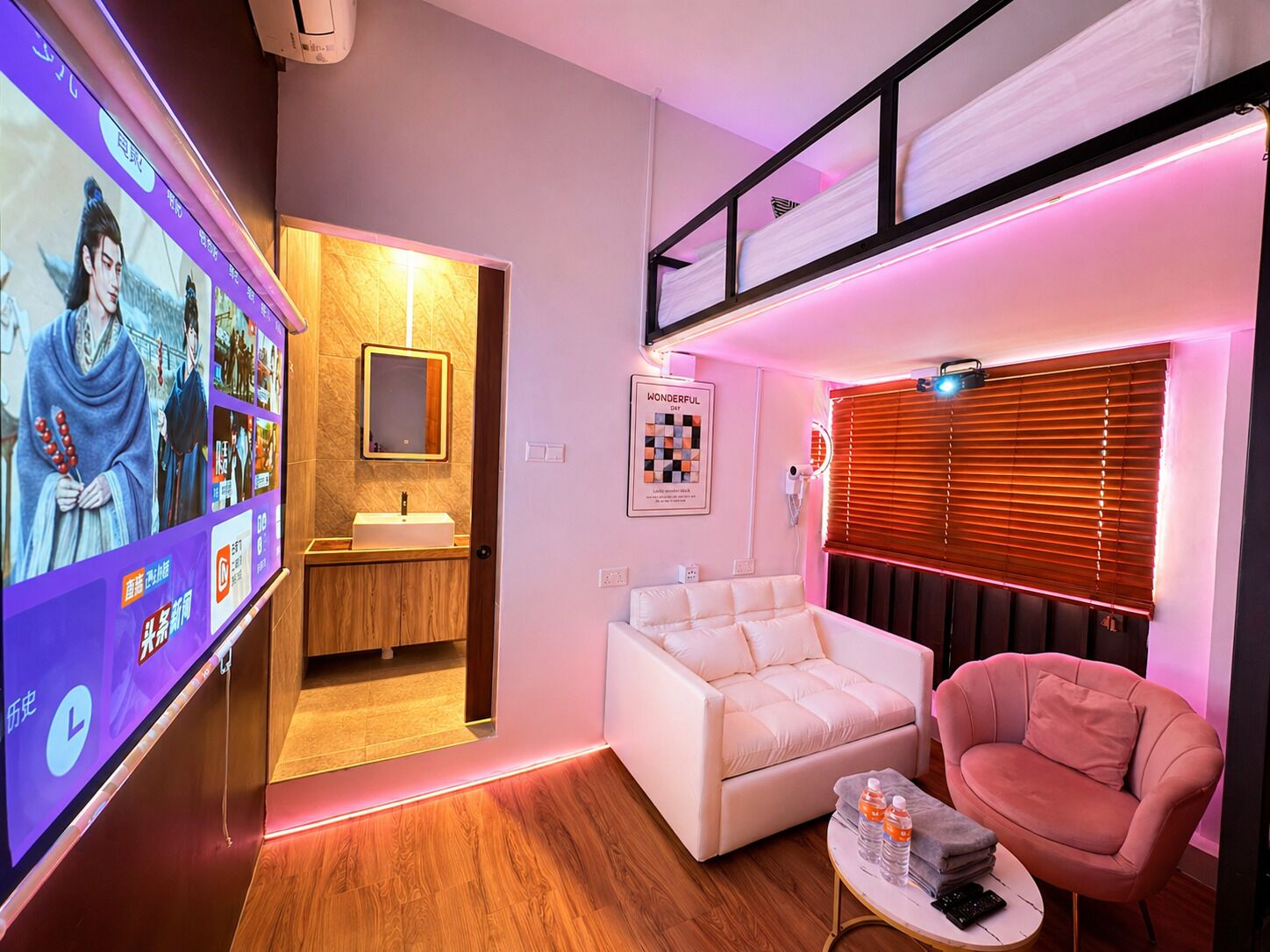 Deluxe Loft Double - Window, Private Bathroom with Movie Projector | Escritorio, wifi gratis, ropa de cama