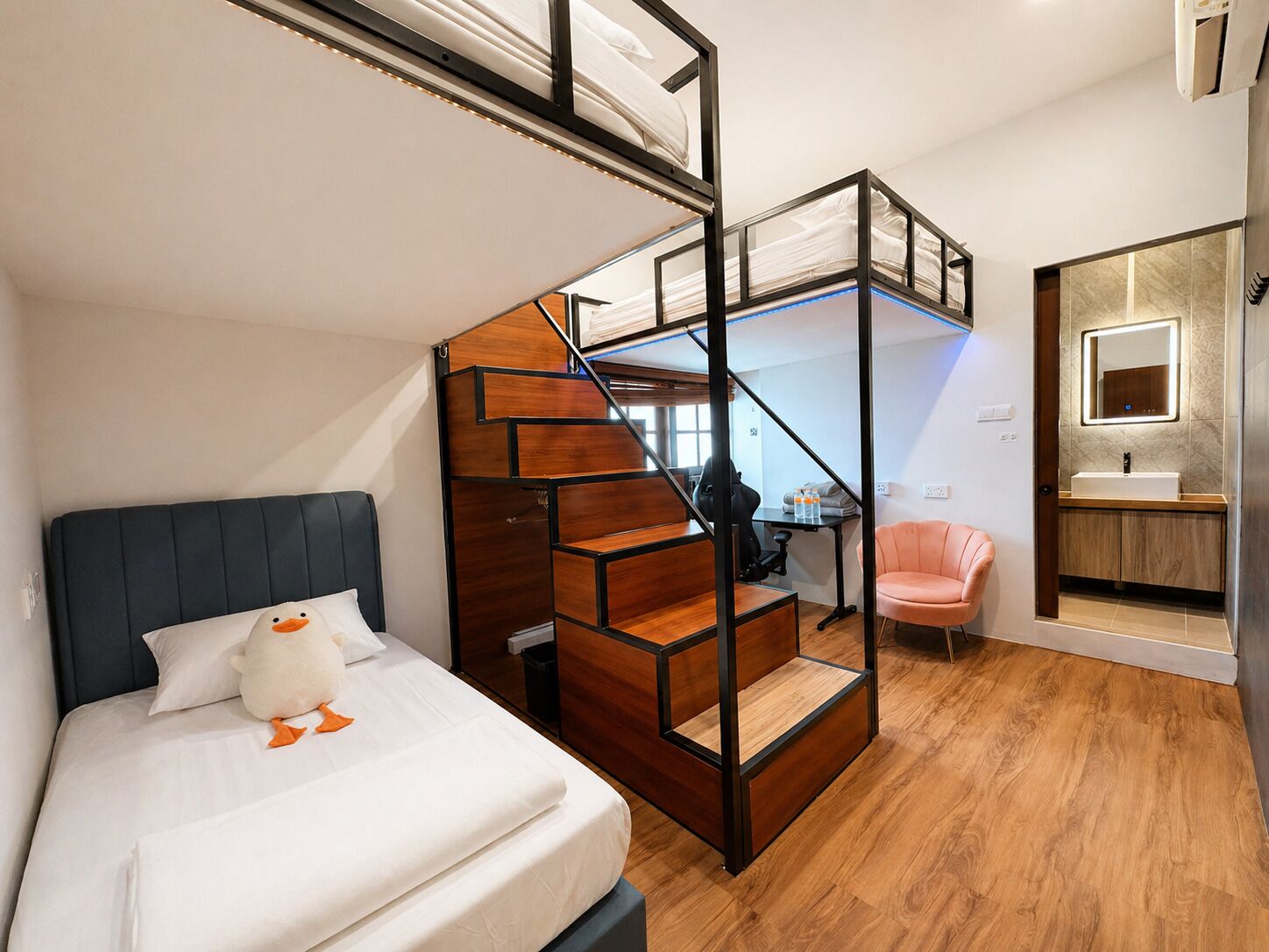 Family Room - Sleeps 5, Window, Private Bathroom | Escritorio, wifi gratis, ropa de cama