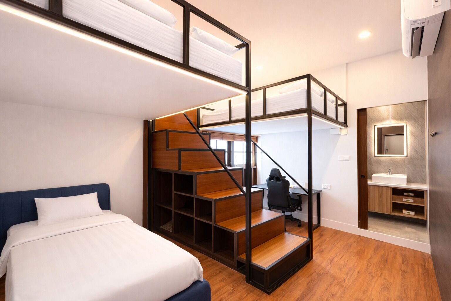 Family Room - Sleeps 5, Window, Private Bathroom