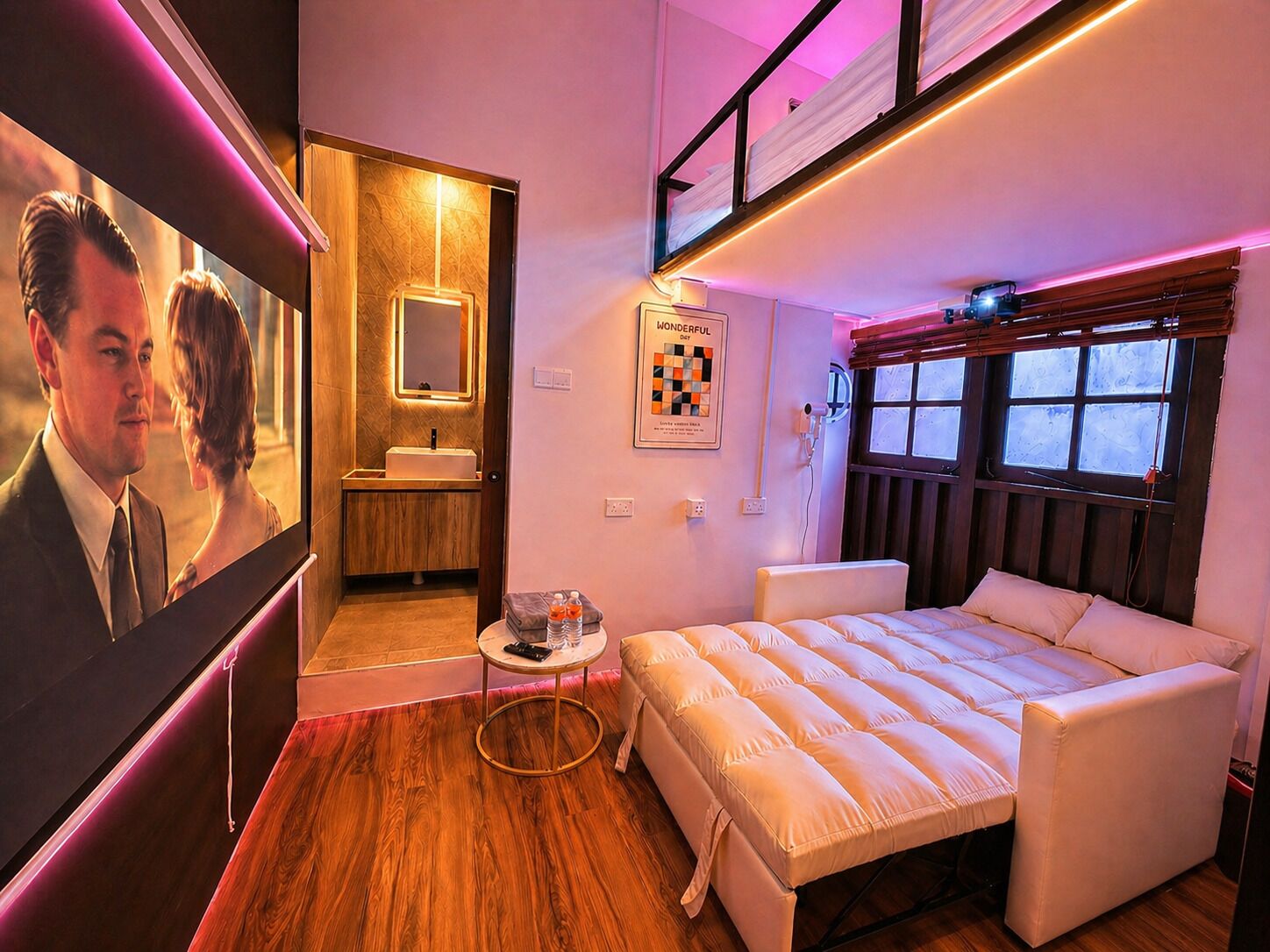 Triple Room  - Window, Private Bathroom with Movie Projector | 書桌、免費 Wi-Fi、床單