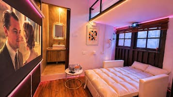 Triple Room - Window, Private Bathroom with Movie Projector | Meja kerja, Wi-Fi gratis, dan seprai linen