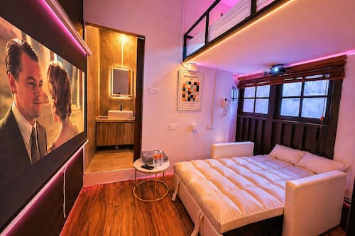 Triple Room - Window, Private Bathroom with Movie Projector | Escritorio, wifi gratis y ropa de cama