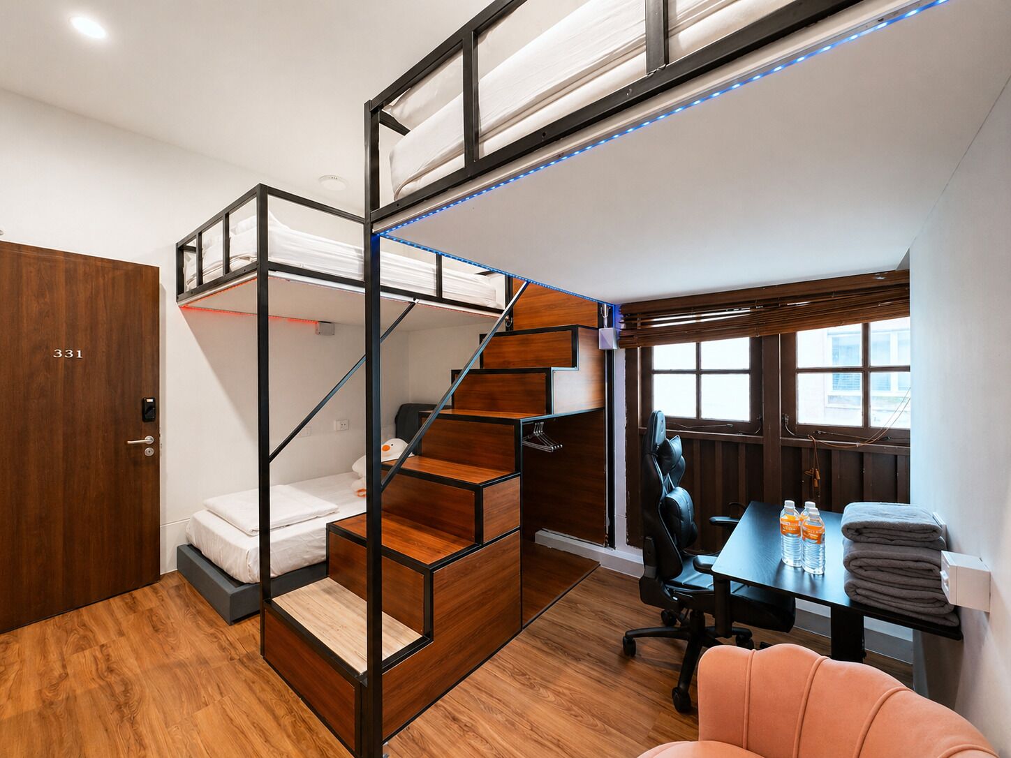 Escritorio, wifi gratis y ropa de cama 