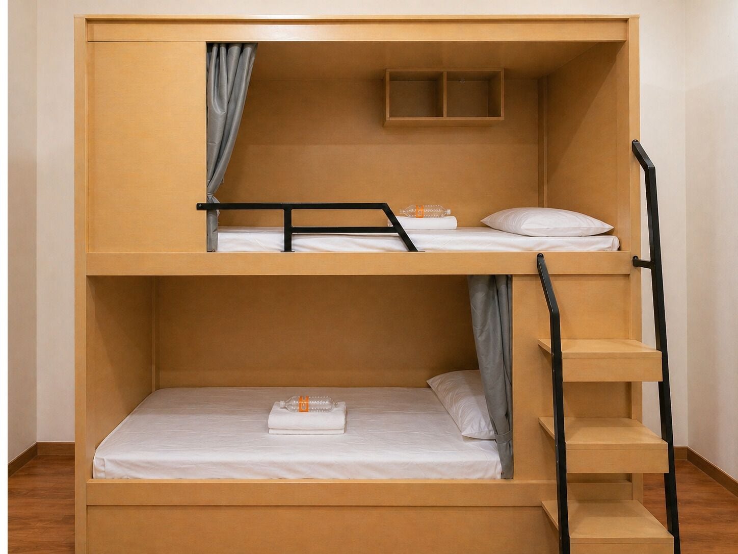 Ein Stockbett mit Kopfteil, einer kleinen Ablage und einer Leiter.