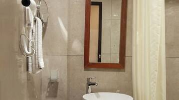 Habitació doble o amb dos llits individuals executiva, vistes a la ciutat | Bany