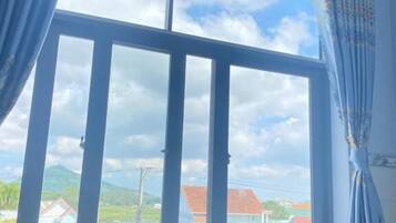 Estudio clásico, balcón, vistas a la ciudad | Interior