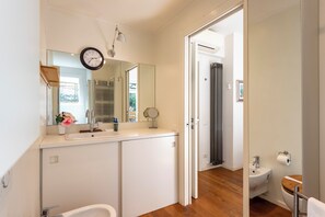 Standard Apartment, Multiple Bedrooms (The Blue Window Apartment In) | Bathroom - The Blue Window Apartment In Bogliasco (Bogliasco)