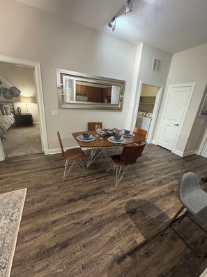 Dining - Cozy 2-bedroom 2-bath apartment in quaint Houston neighborhood (Houston)