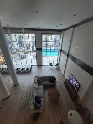 Living area - Cozy 2-bedroom 2-bath apartment in quaint Houston neighborhood (Houston)