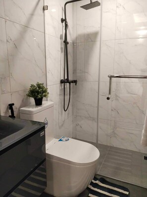 Bathroom - DELUXE CONDO 2 bedrooms, luxury amenities and strategic location in Iloilo City (Iloilo)