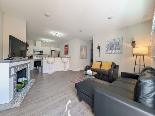 Bright & Cozy 2BR Suite | Less than 5 mins from Uni of Lethbridge & Amenities