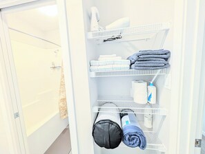 Secadora de cabello, toallas, jabón, papel de baño 