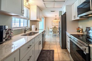 Microwave, oven, stovetop, dishwasher - Venice Oasis Near Manasota Key Beach and Wellen Park (Venice)