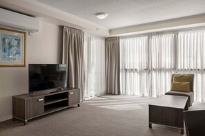 TV - Coastal View Haven with Balcony in Surfers Paradise (Gold Coast)