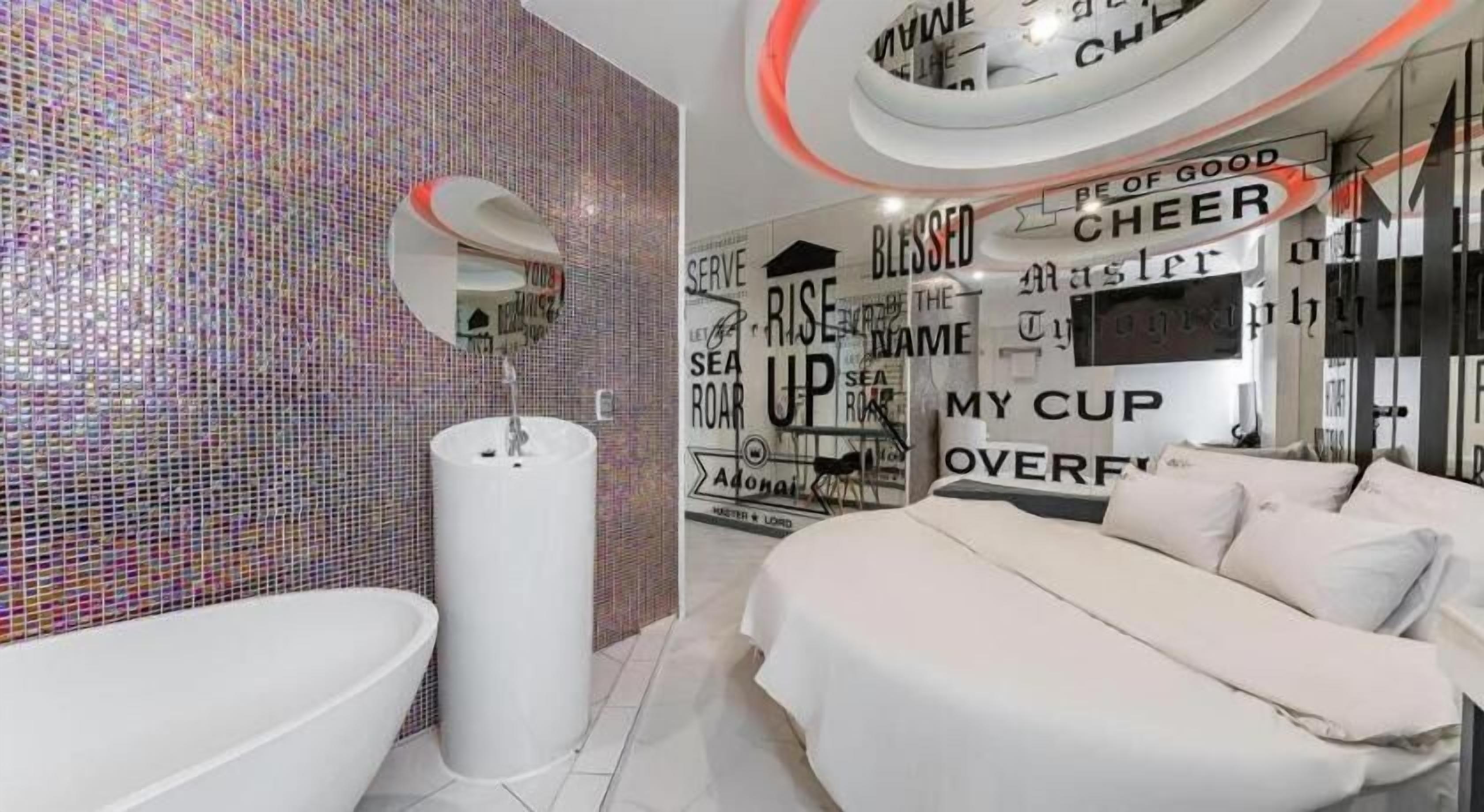 Petite - Pedestrian Access Only (65-inch LED TV, Gaming PC, Bathtub, Air Purifier) | Spa