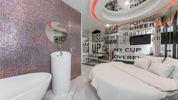 Petite - Pedestrian Access Only (65-inch LED TV, Gaming PC, Bathtub, Air Purifier) | Spa