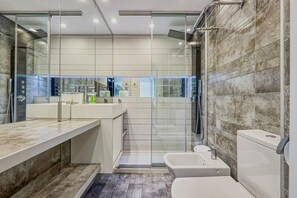 Hair dryer, towels, soap, toilet paper - Modern & Bright Apartment in Palermo Soho - Great Location (Buenos Aires)
