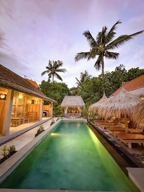 Outdoor pool, pool umbrellas, pool loungers - Golden Garuda Cottages at Diamond Beach (Penida Island)