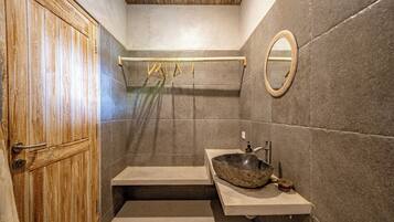 Rom, 1 kingsize-seng, aircondition | Bad