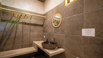 Room, 1 King Bed, Air conditioning | Bathroom