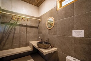 Room, 1 King Bed, Air conditioning | Bathroom - Golden Garuda Cottages at Diamond Beach (Penida Island)