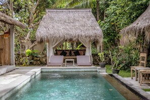 Outdoor pool, pool umbrellas, pool loungers - Golden Garuda Cottages at Diamond Beach (Penida Island)