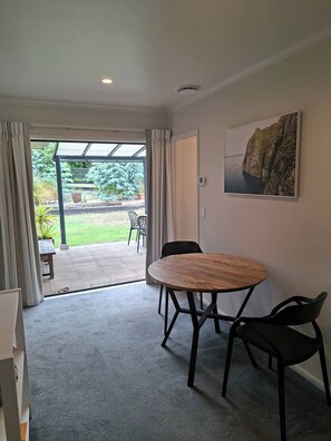 룸, 침실 1개, 장애인 지원, 파티오 | 다이닝룸