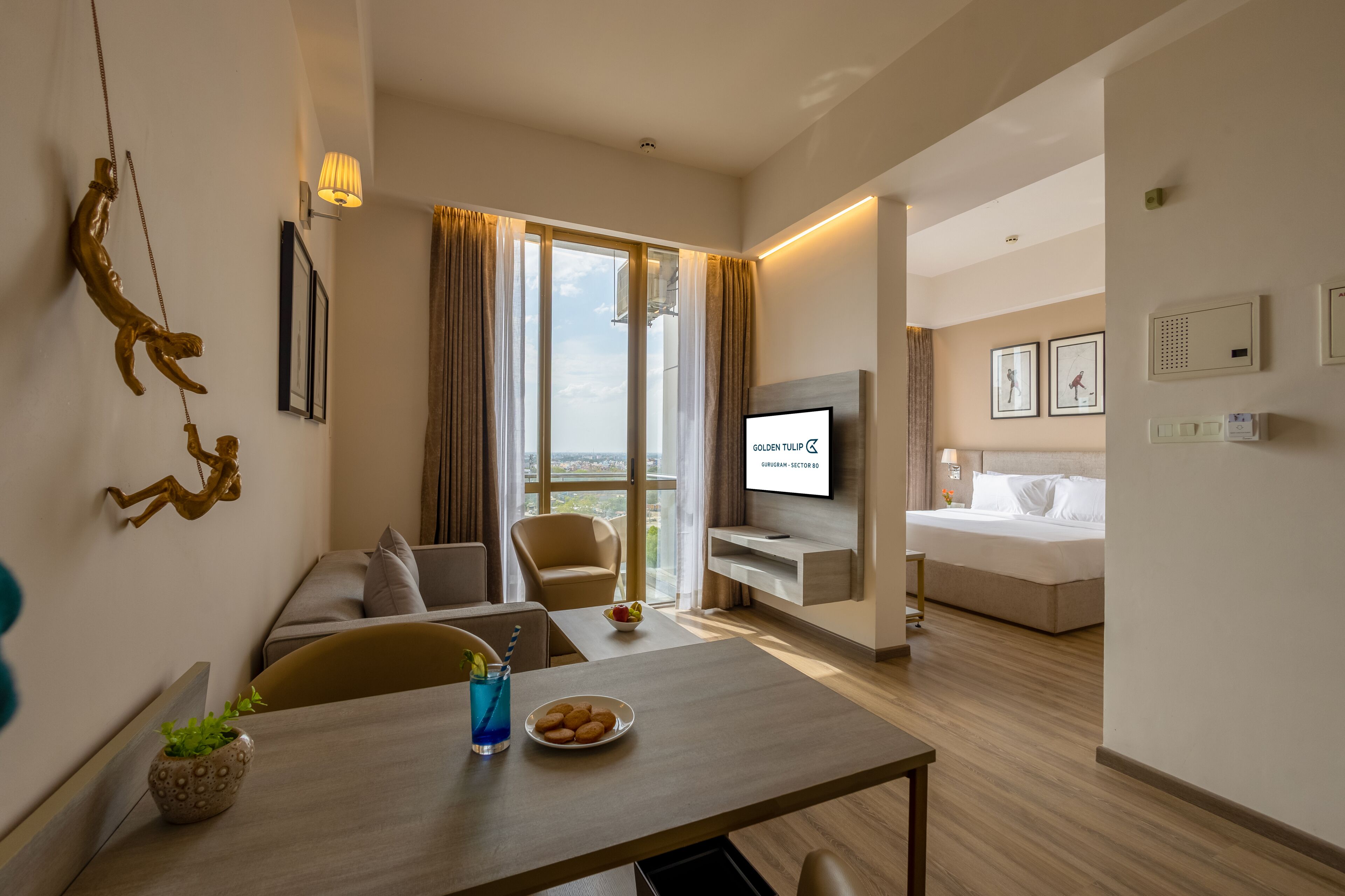 Executive-Zimmer, 1 Doppelbett | Wohnbereich | 55-Zoll-Flachbildfernseher mit Satellitenempfang