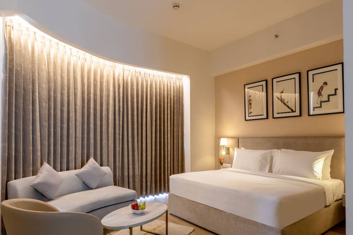 Quarto luxo, 1 cama de casal, vista para a piscina | Roupas de cama antialérgicas, escrivaninha