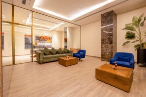 Coin salon dans le hall