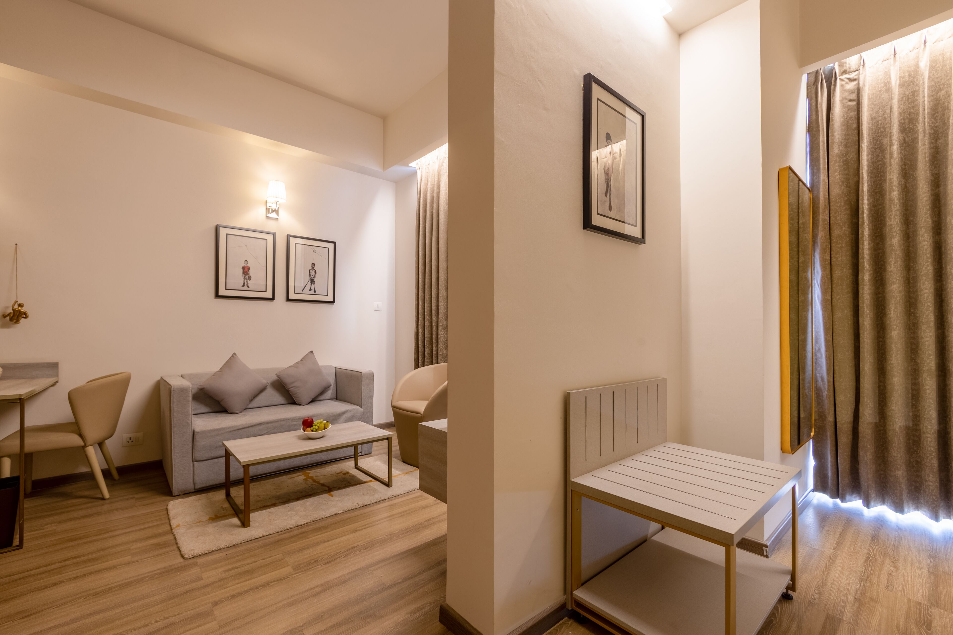 Een moderne woonkamer met een bank, salontafel en een klein tafeltje met een radiator eronder.