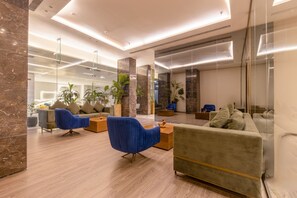 Área de estar no saguão