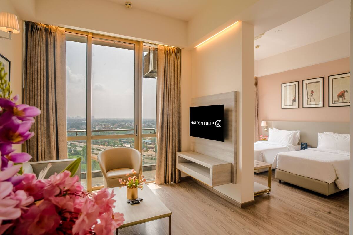 Standard Room, 2 Twin Beds | Hypo-allergenic bedding available, desk, laptop workspace