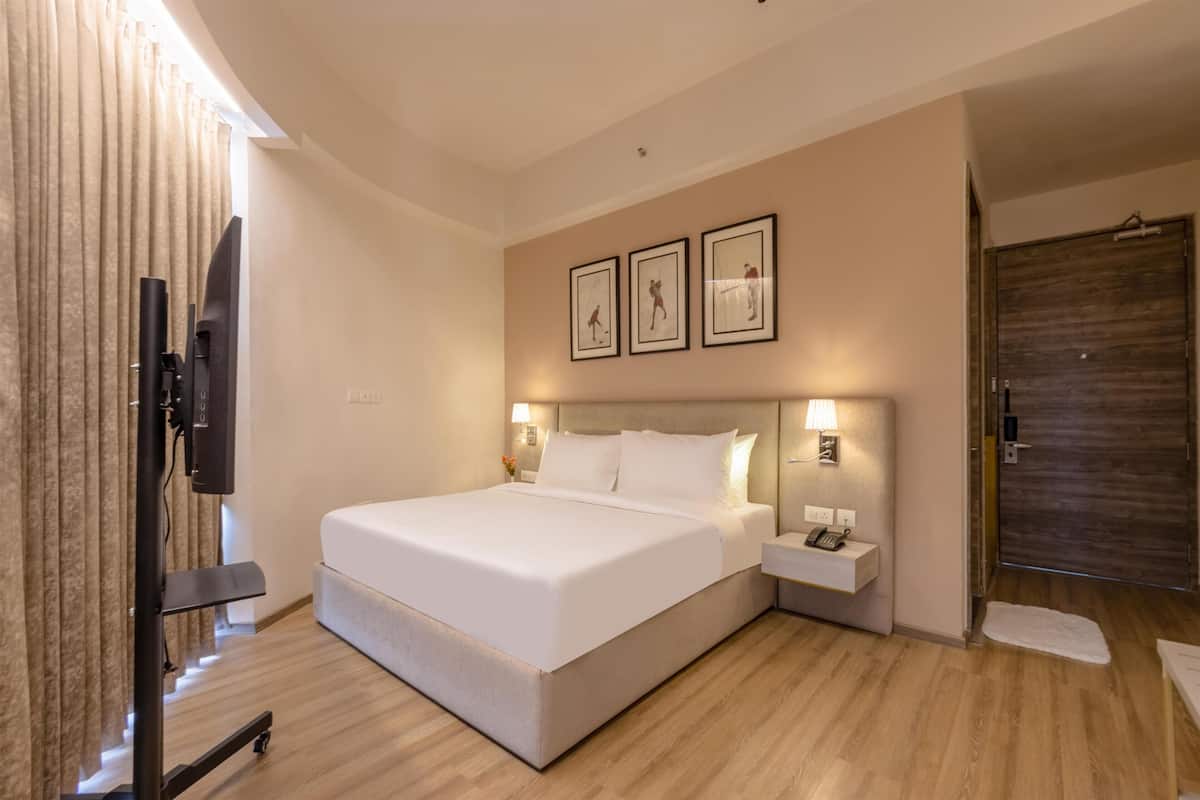 Standard Room, 1 Double Bed | Hypo-allergenic bedding available, desk, laptop workspace