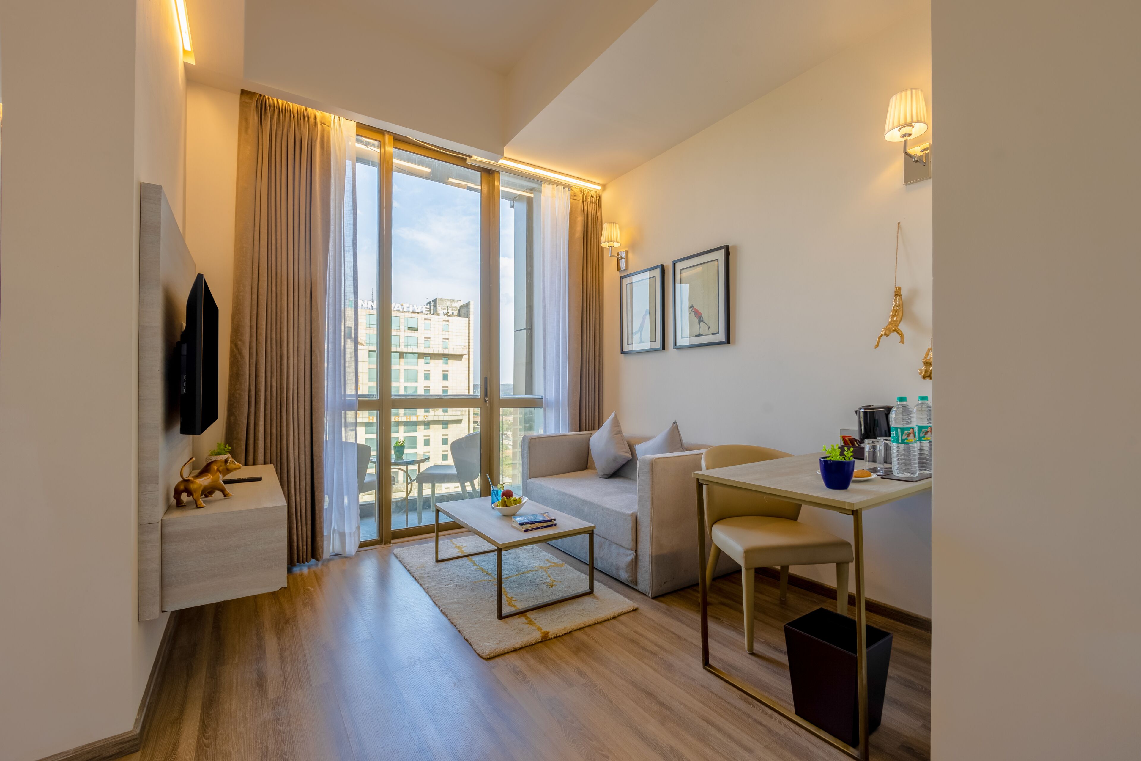 Una sala de estar moderna con un sofá, una mesa de centro y un comedor con una mesa y sillas.