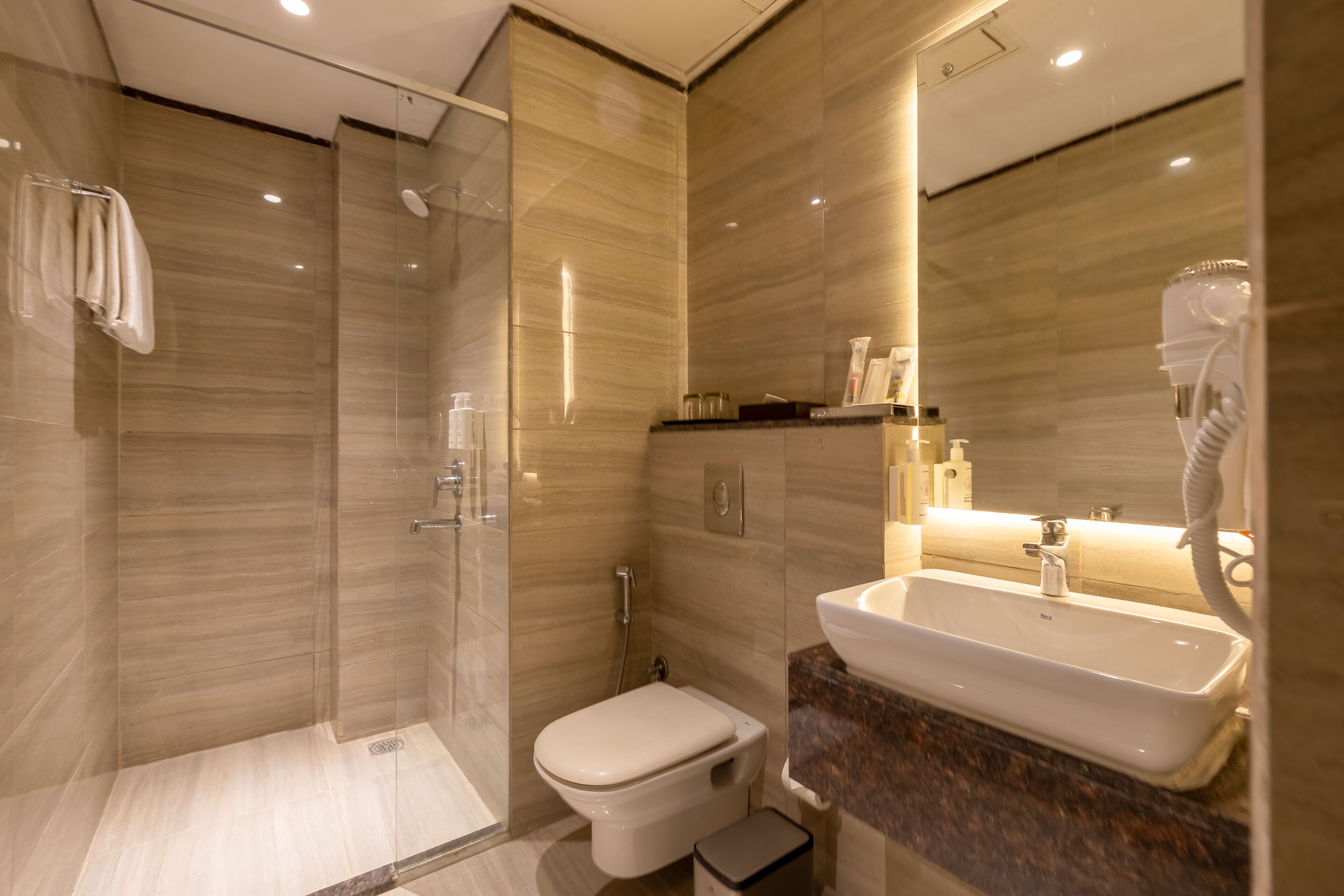 Dusche, Regendusche, kostenlose Toilettenartikel, Haartrockner