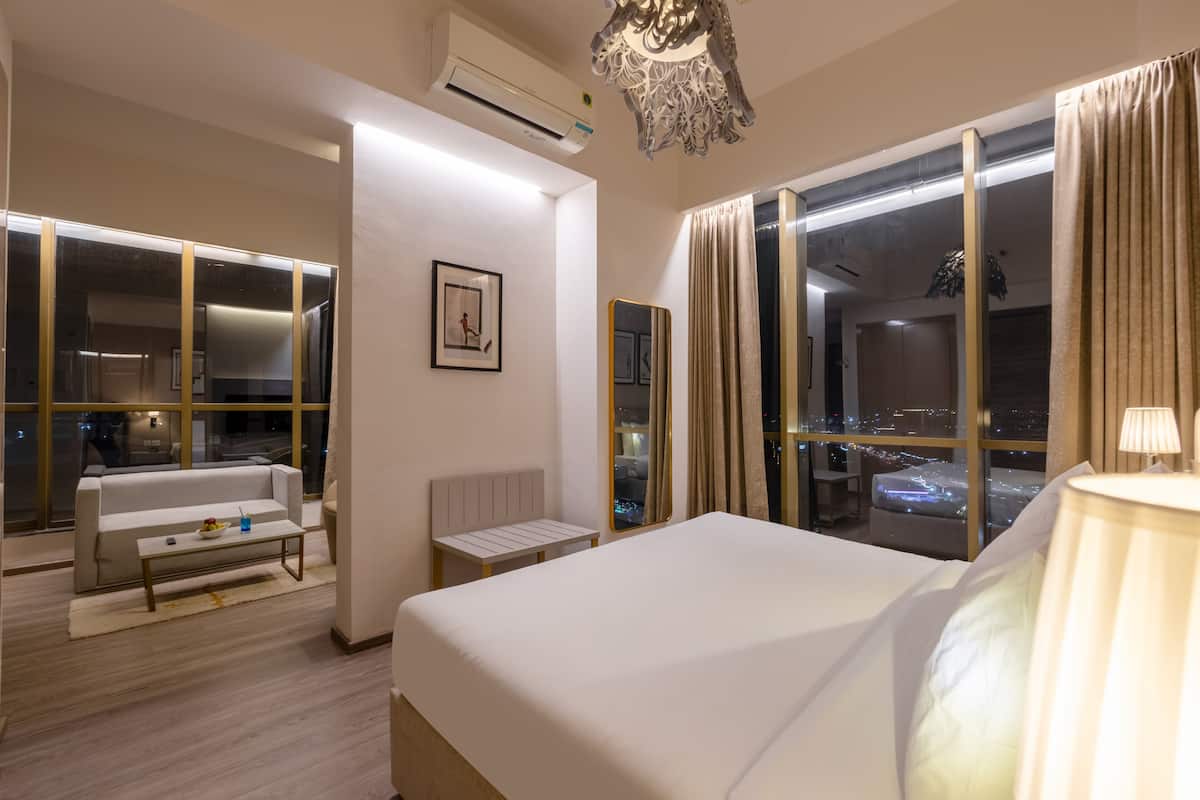 Suíte premium, 1 cama de casal | Roupas de cama antialérgicas, escrivaninha