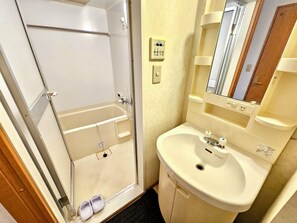 Free toiletries, hair dryer, slippers, towels - Gold Mansion Apartments (Tokyo)