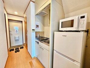 Full-sized fridge, microwave, oven, stovetop - Gold Mansion Apartments (Tokyo)
