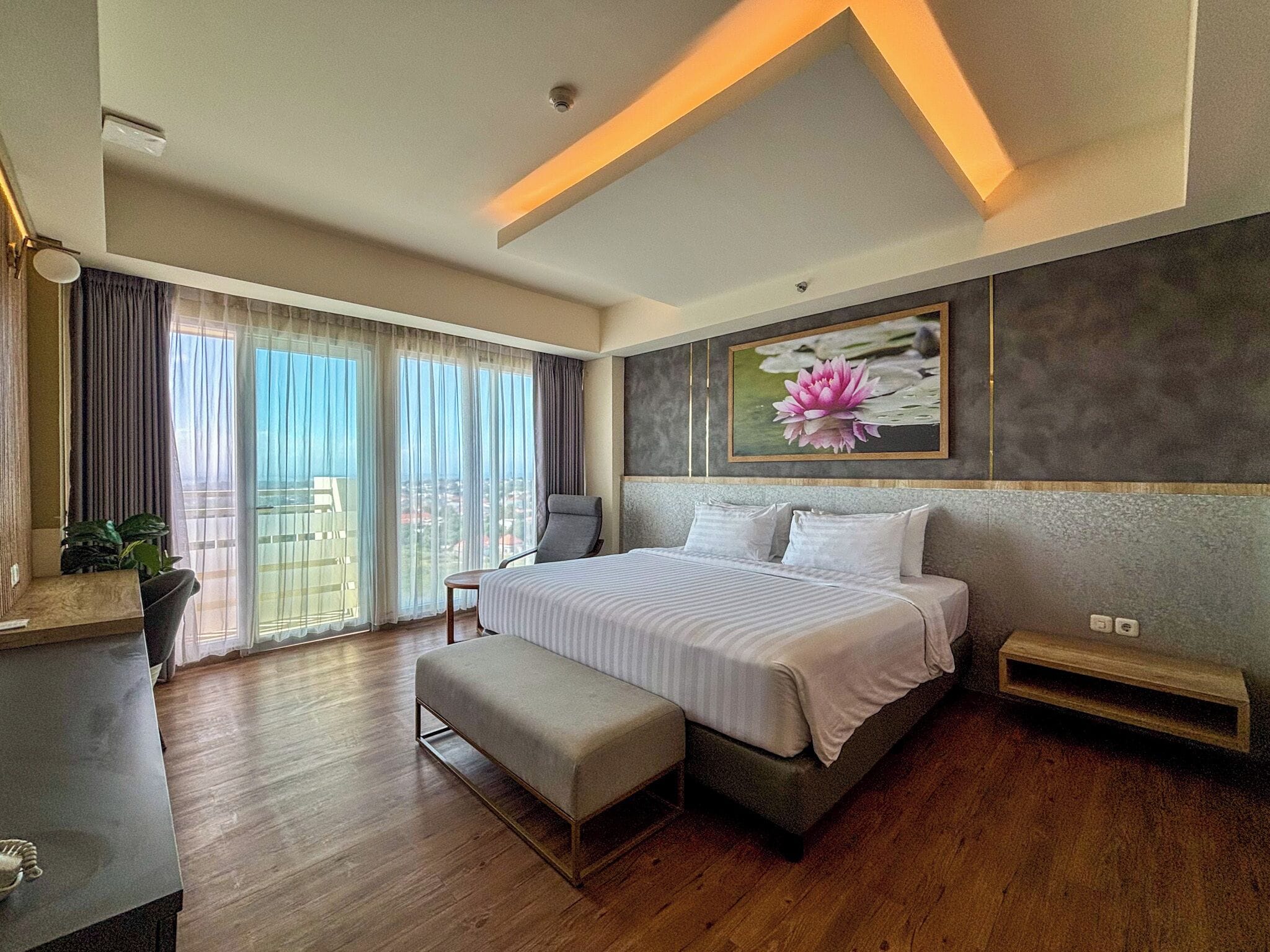 Desk, laptop workspace, free WiFi, bed sheets
