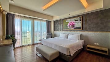 Desk, laptop workspace, free WiFi, bed sheets