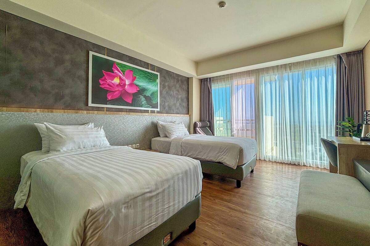 Superior Twin Room, Sea View | Desk, laptop workspace, free WiFi, bed sheets