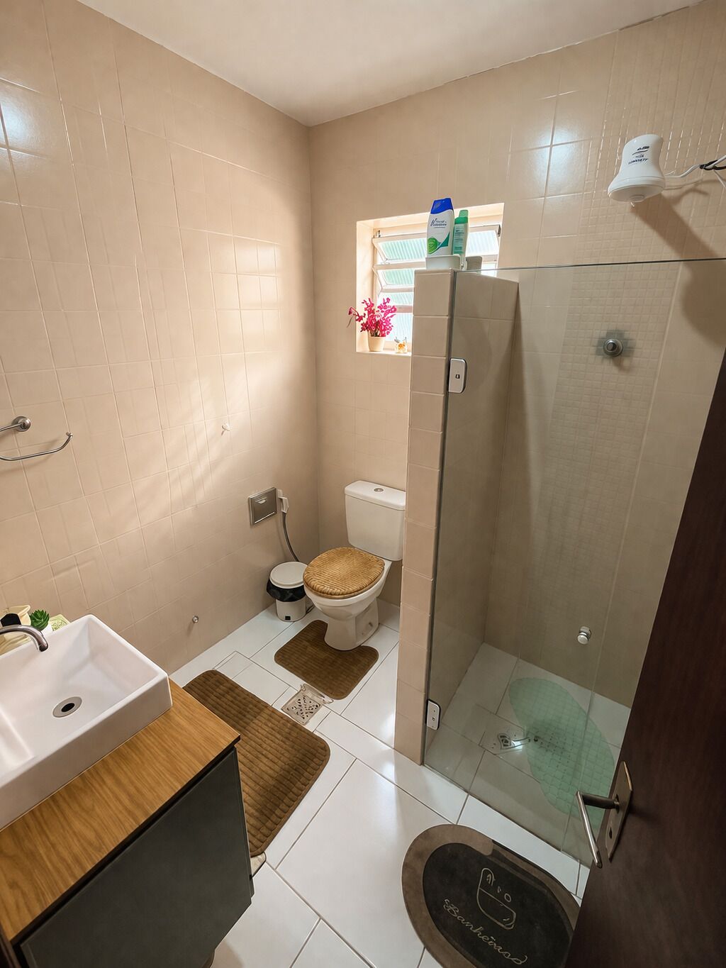 Serviettes fournies, savon, papier de toilette