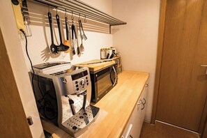 Fridge, microwave, oven, stovetop - 2.5 room vacation apartment in the beautiful Valserhaus dating from 1768 (Splügen)