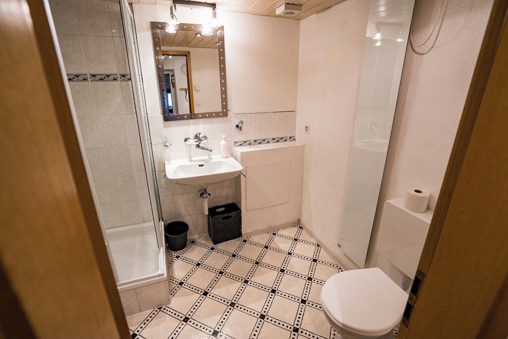 Een douche, een haardroger, handdoeken, zeep