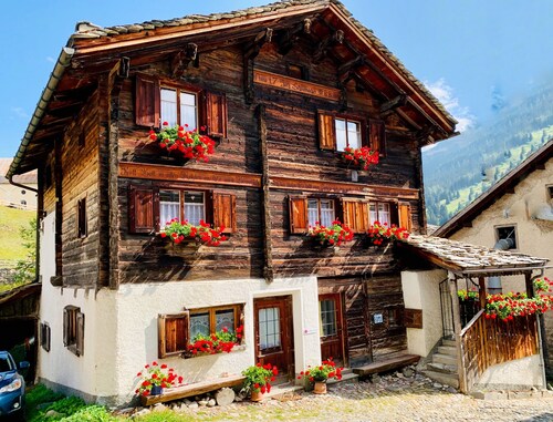 2.5 room vacation apartment in the beautiful Valserhaus dating from 1768